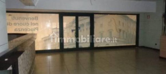 5 rooms Commercial property in Piacenza, Italy No. 209922 4