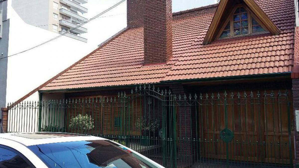 Casa de 4 dormitorios en Lanús, Argentina No. 6657