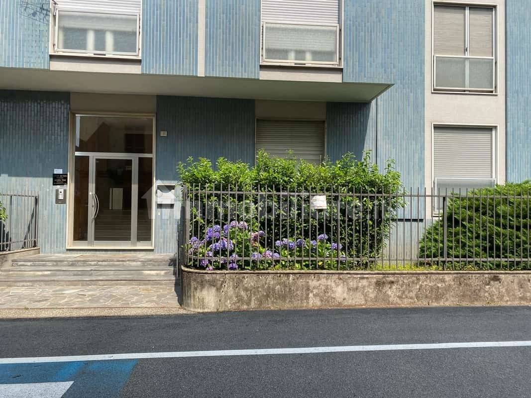 Oficina de 3 habitaciónes en Borgosesia, Italy No. 134291