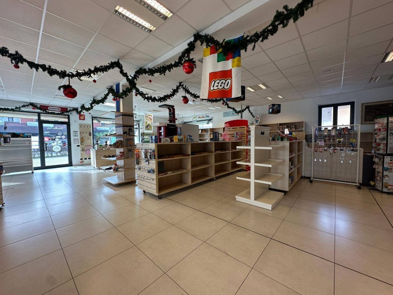 Propriété commerciale à Oleggio, Italy 145m² No. 18392