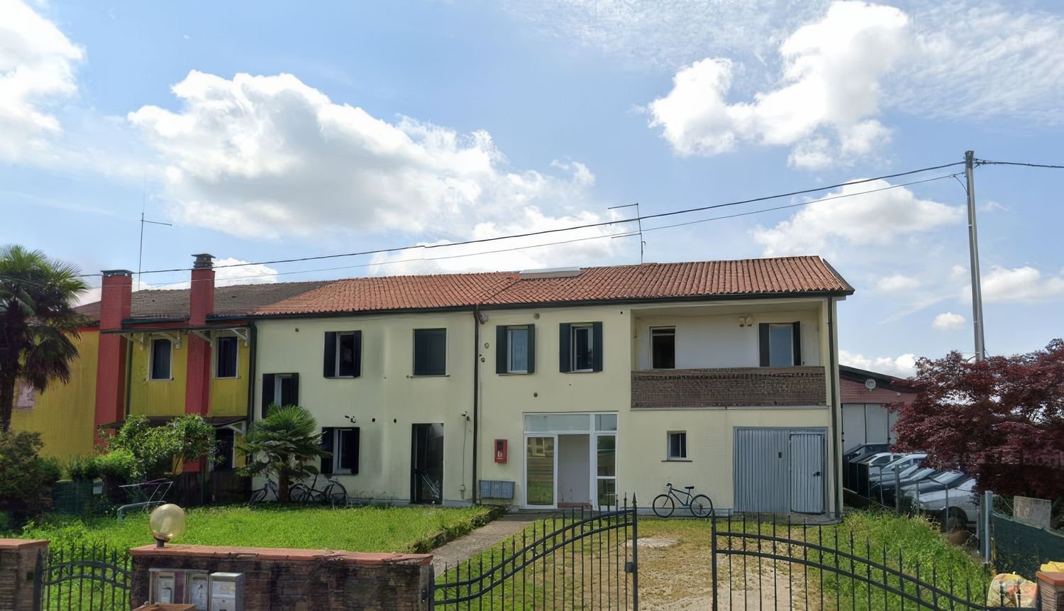 11 rooms Apartment in San Giorgio delle Pertiche, Italy No. 219647