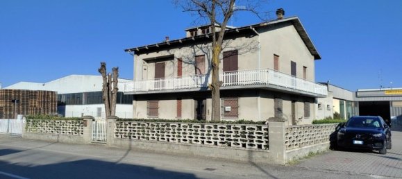 13 rooms House in Campegine, Italy No. 10490 3