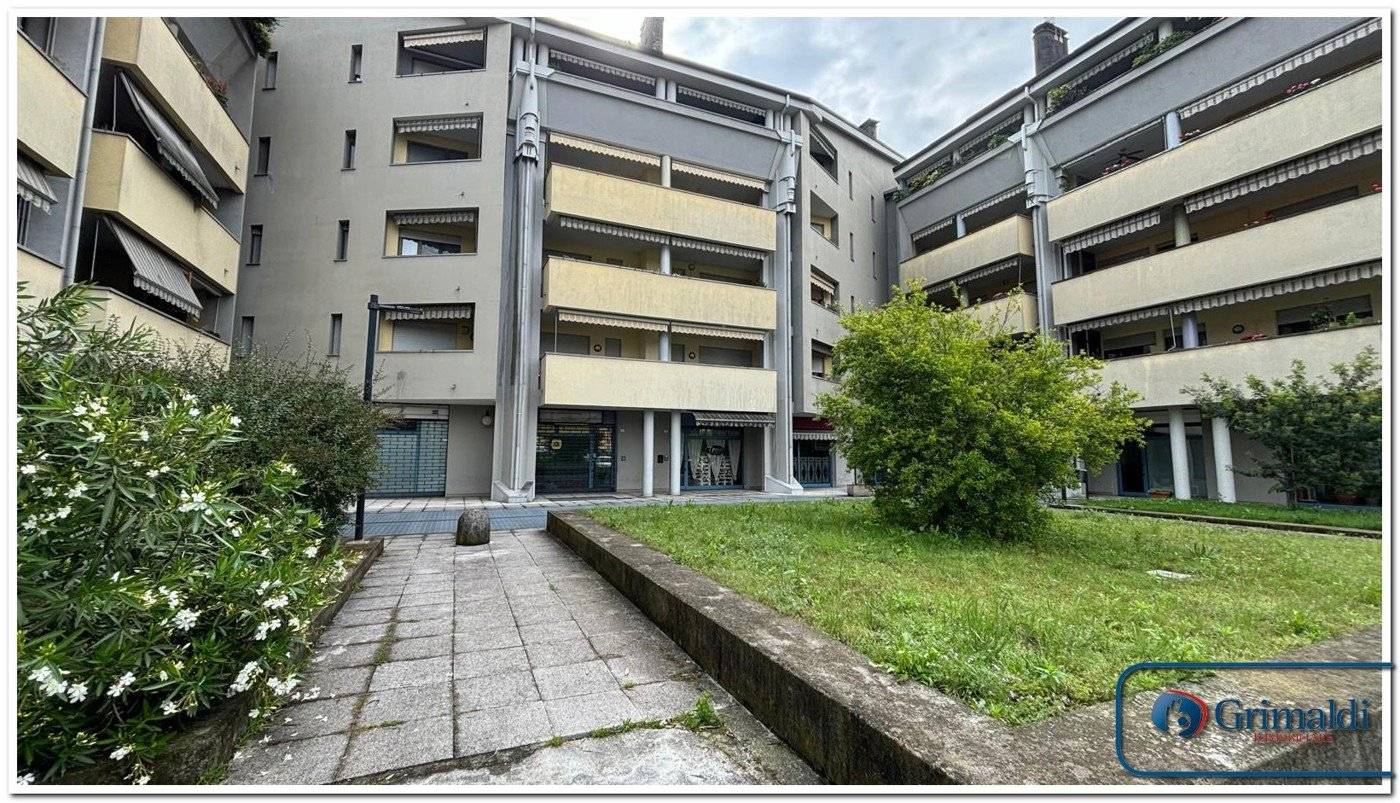 1-salle Propriété commerciale à Abbiategrasso, Italy No. 86956