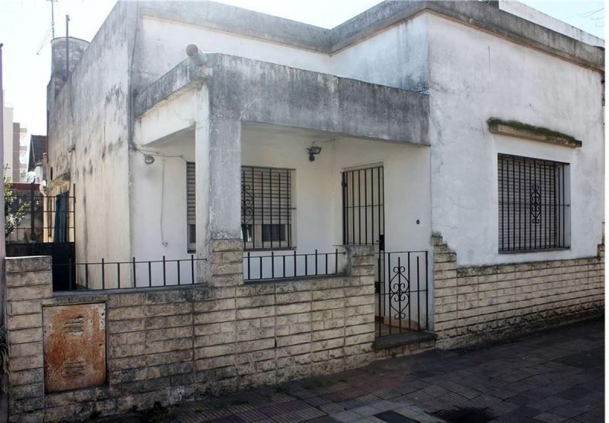 2 bedrooms House in Moron, Argentina No. 61245