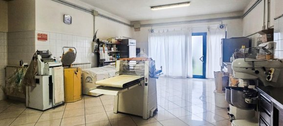 Коммерческая недвижимость с 4 комнатами в Геди, Италия № 169386 12