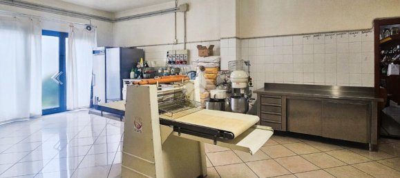 Коммерческая недвижимость с 4 комнатами в Геди, Италия № 169386 24