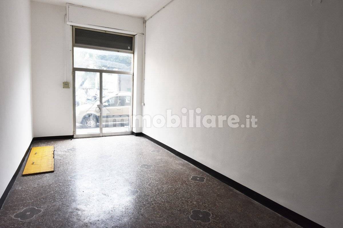 2غرفة عقار تجاري في Genoa, Italy رقم 329989