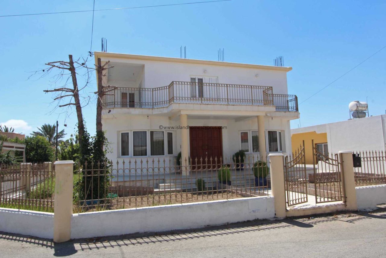 Casa de 5 dormitorios en Paralimni, Cyprus No. 23839
