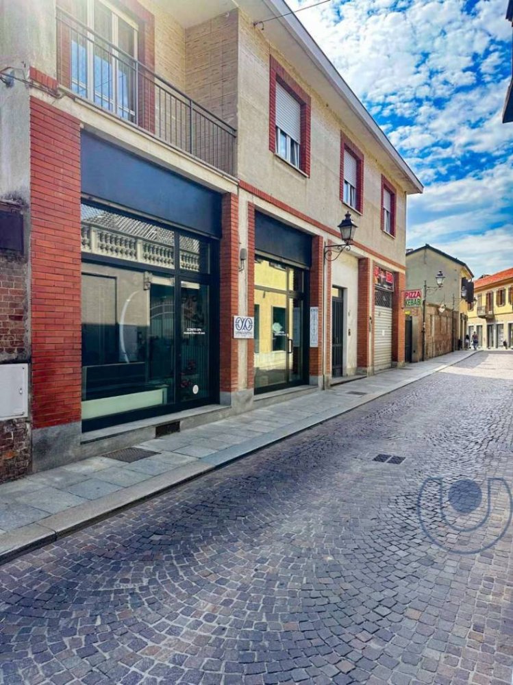 5 rooms Building in Chieri, Italy No. 375601