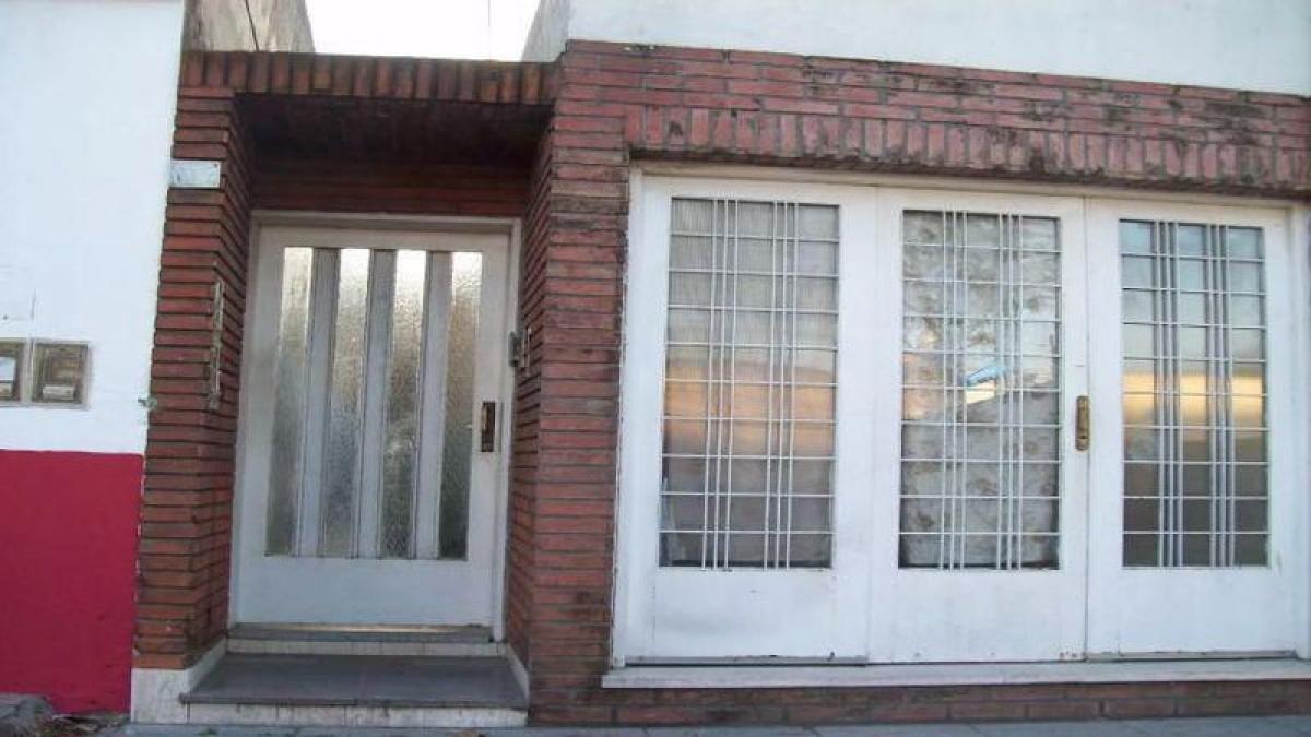Casa de 2 dormitorios en General San Martín, Argentina No. 55471