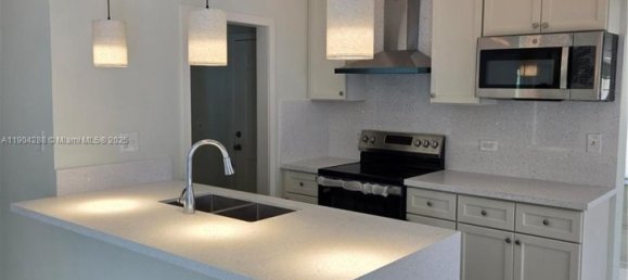 3 bedrooms Villa for sale in Miami, Miami-Dade, Florida, USA № 614266 2