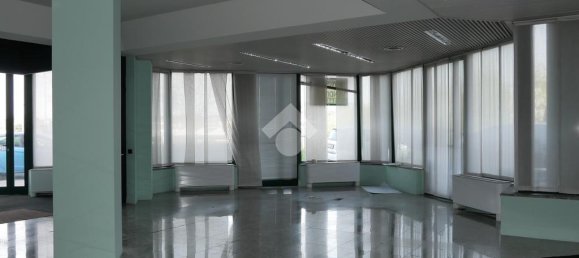 Коммерческая недвижимость с 2 комнатами в Комо, Италия № 162154 9