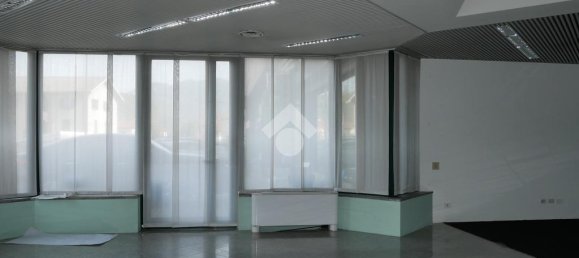 Коммерческая недвижимость с 2 комнатами в Комо, Италия № 162154 8