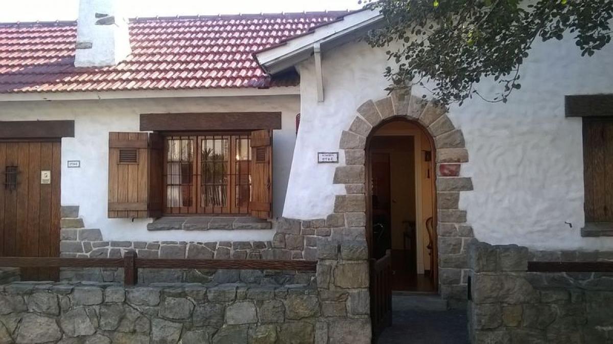 Casa de 3 dormitorios en Mar del Plata, Argentina No. 89535