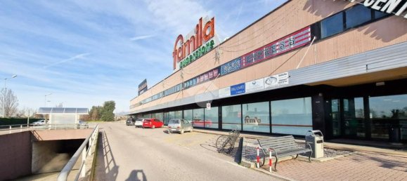 53m² Commercial property in San Martino Buon Albergo, Italy No. 135570 2