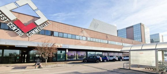 53m² Commercial property in San Martino Buon Albergo, Italy No. 135570 9