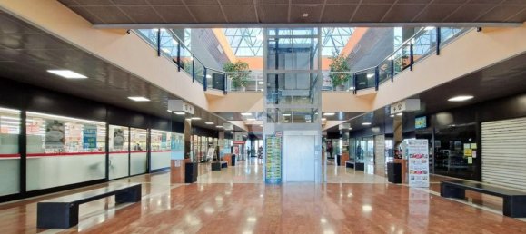 53m² Commercial property in San Martino Buon Albergo, Italy No. 135570 23