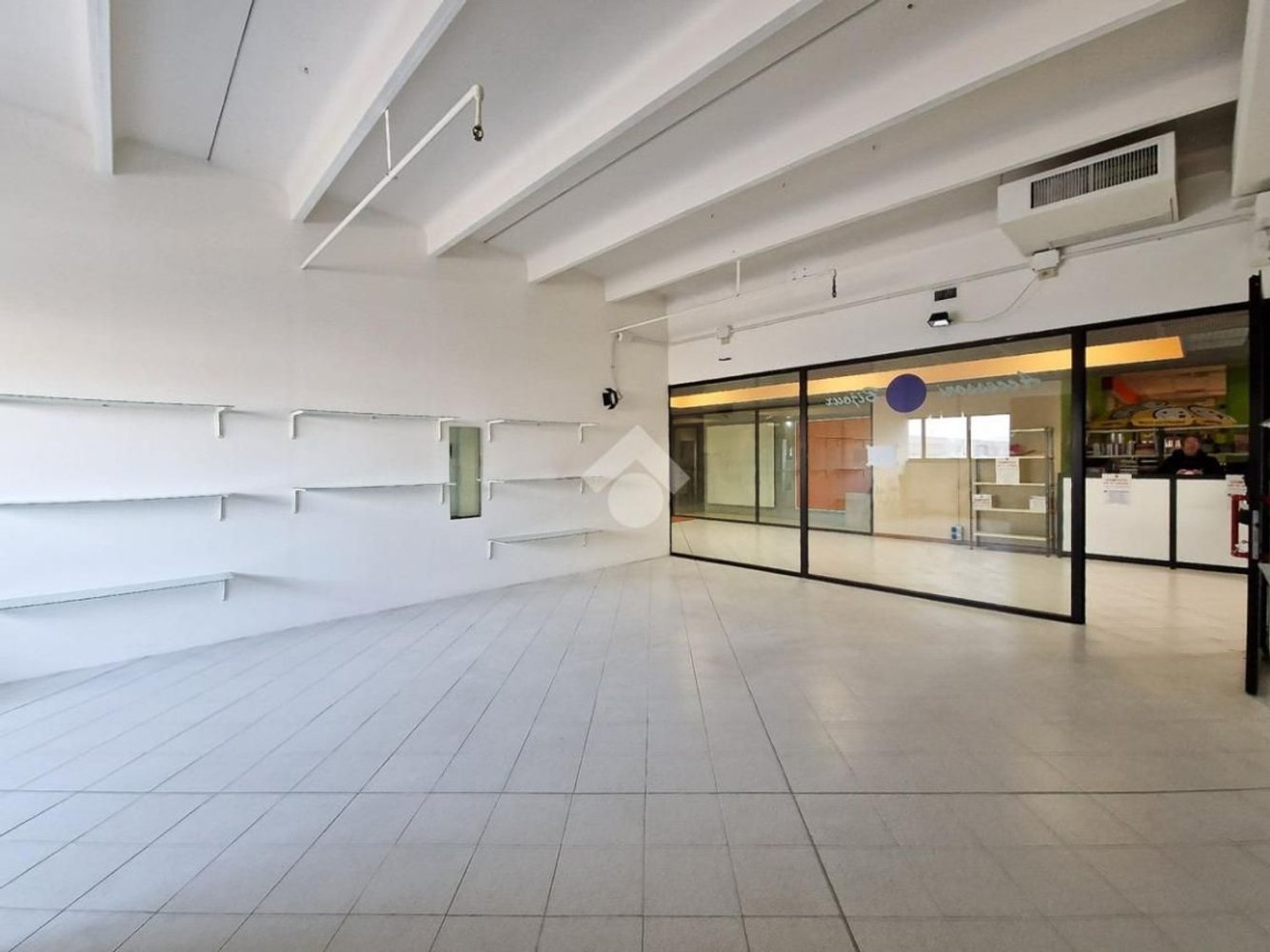 53m² Commercial property in San Martino Buon Albergo, Italy No. 135570