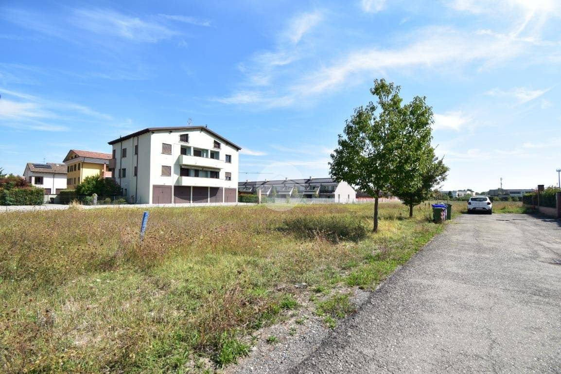 Terreno en Fidenza, Italy 1400 m² No. 379338