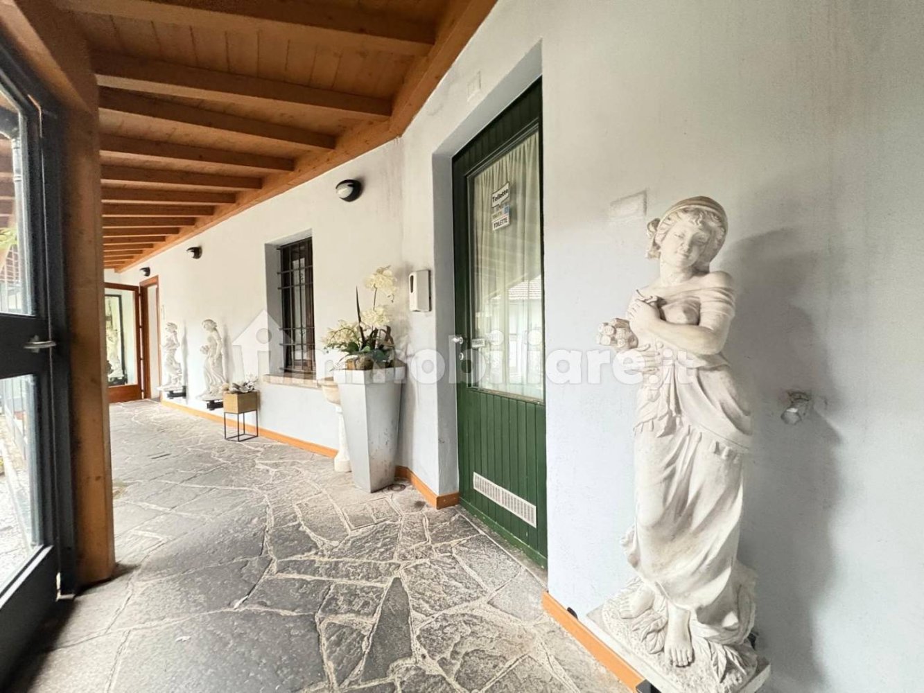 5غرفة عقار تجاري في Tradate, Italy رقم 302195