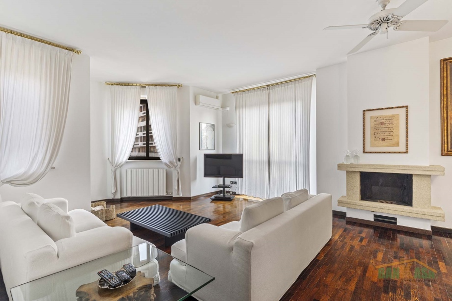 4 bedrooms Apartment in Milan, Italy No. 240878