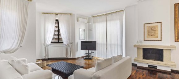 4 bedrooms Apartment in Milan, Italy No. 240878 2