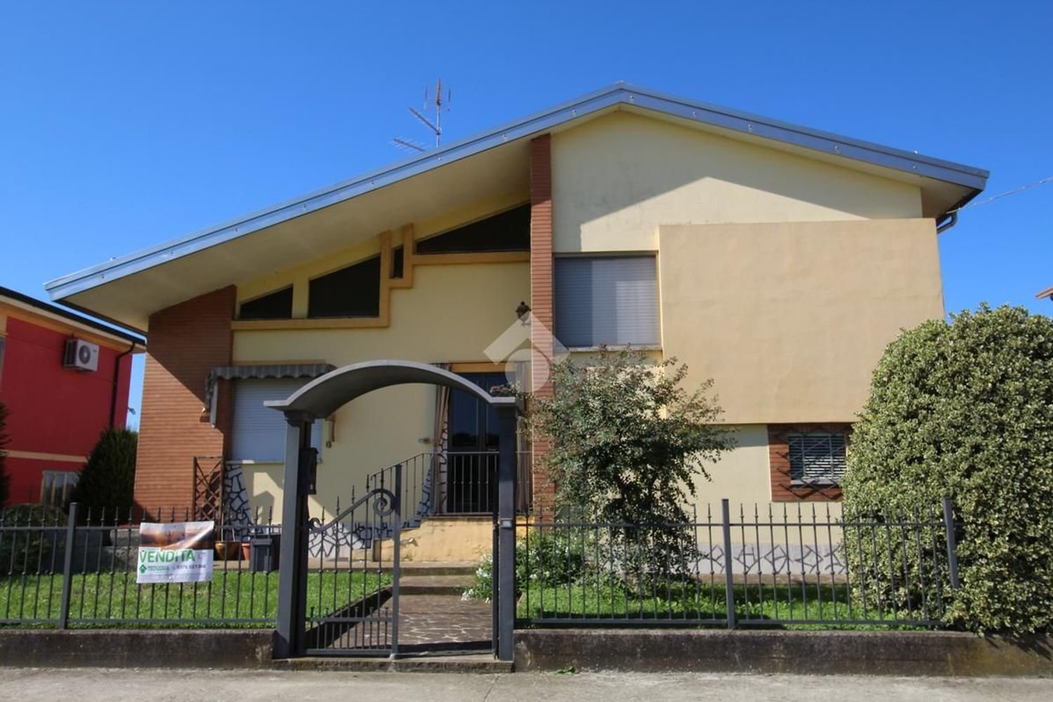 5 bedrooms Villa in Luzzara, Italy No. 358067