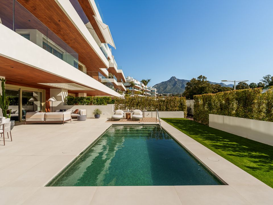 4 bedrooms Villa in Marbella, Spain No. 206880