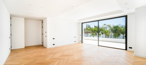 6 bedrooms Villa in Marbella, Spain No. 822 23