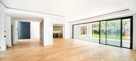 6 bedrooms Villa in Marbella, Spain No. 822 30