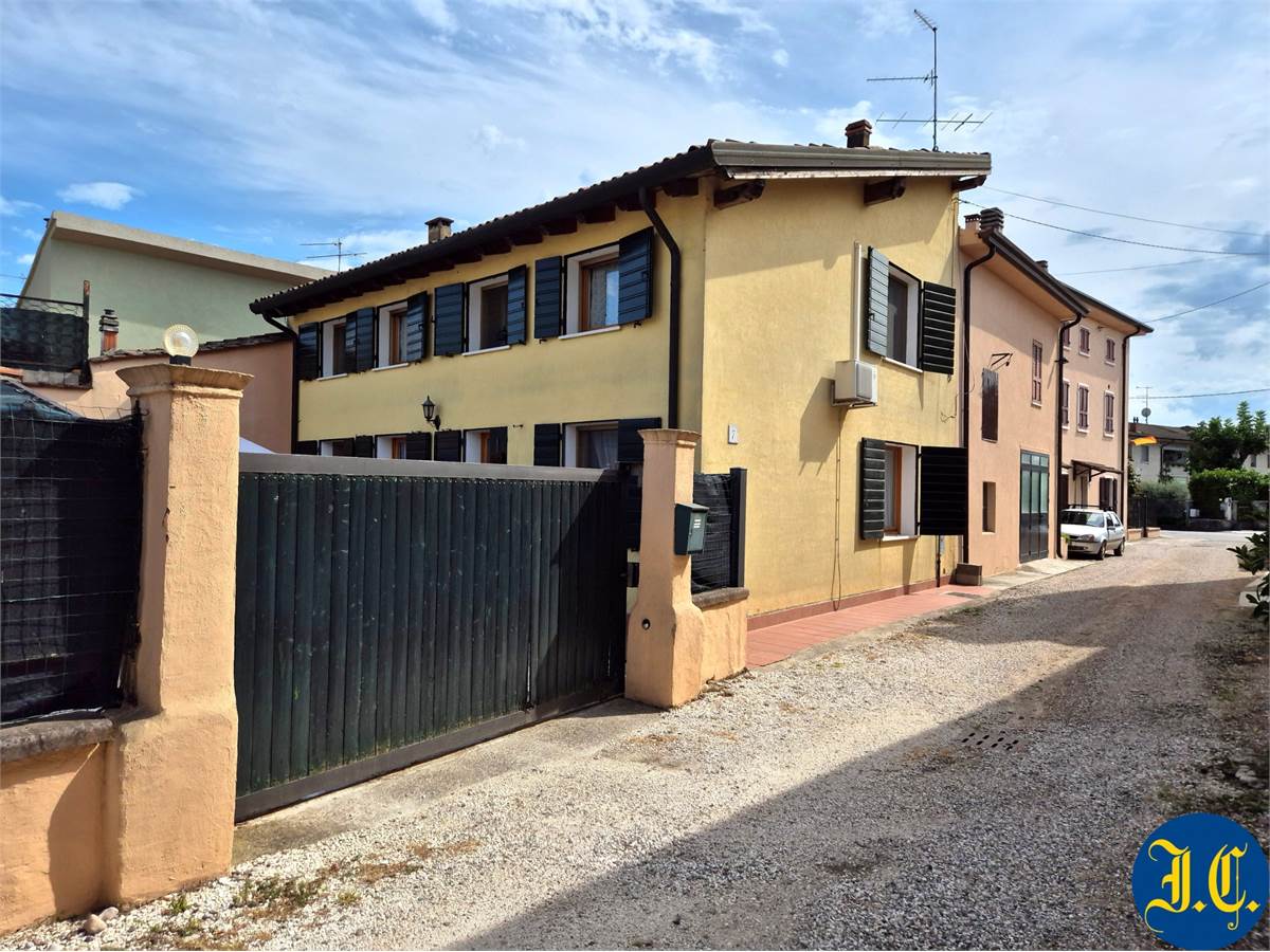 3 bedrooms House in Villafranca di Verona, Italy No. 312835