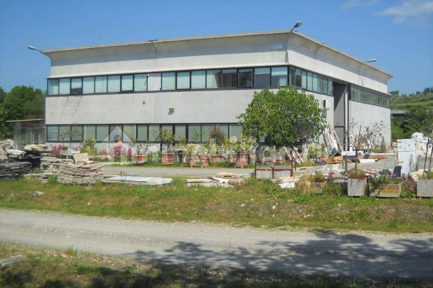 1066m² Warehouse in Casole d'Elsa, Italy No. 325347