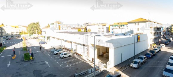 Studio in Milan, Italy No. 243945 9