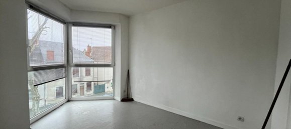 2 chambres Appartement à Saint-Florent-sur-Cher, France No. 77776 8