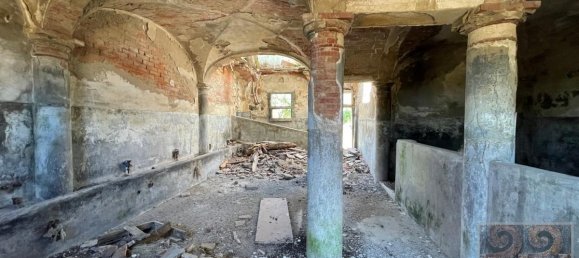 5 bedrooms House in Capannoli, Italy No. 710 2