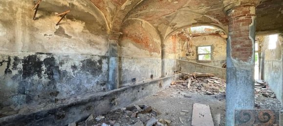 5 bedrooms House in Capannoli, Italy No. 710 3