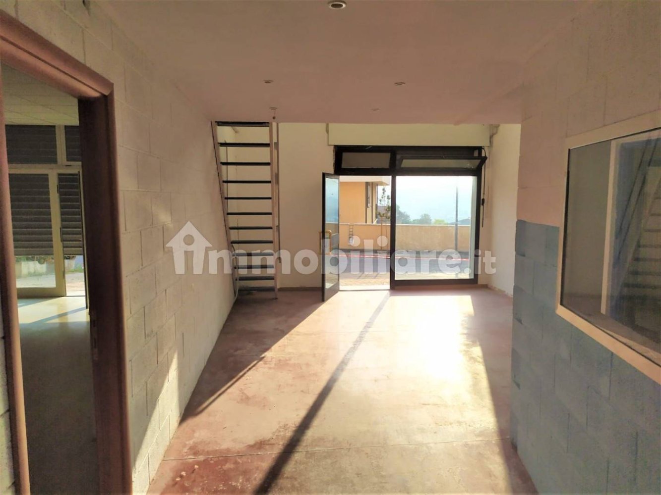 Imóvel comercial de 4 divisões em Miglianico, Italy N.º 293788