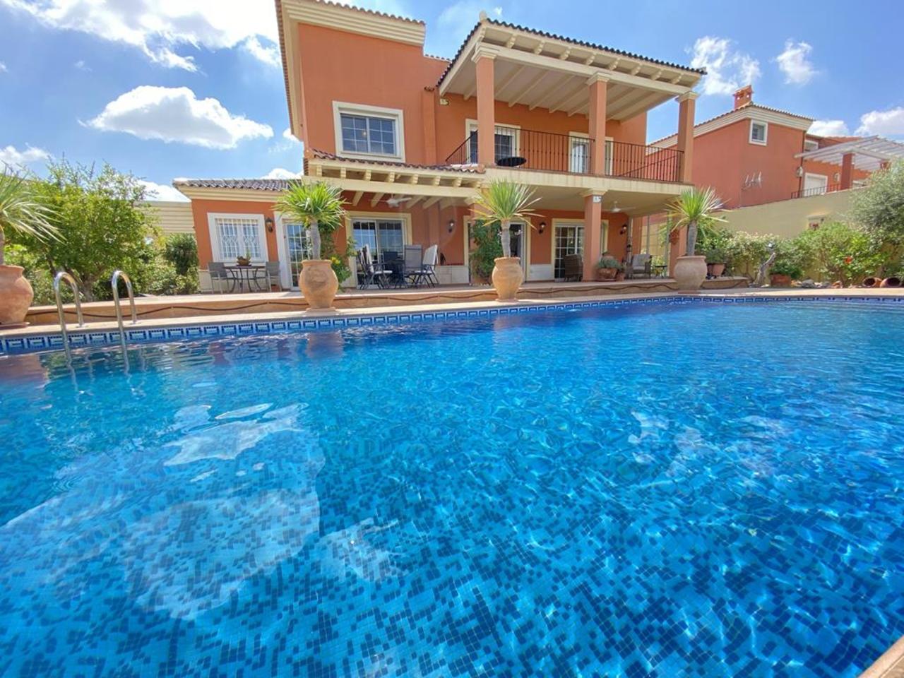 Вилла с 5 спальнями в Гольф-курорт, Испания № 3716