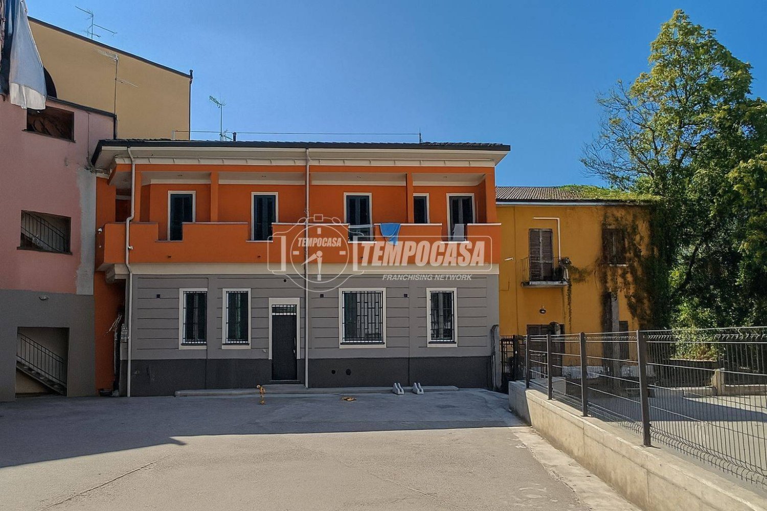 Apartamento T2 em Lodi, Italy N.º 379971