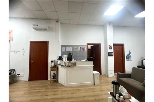 Propiedad comercial de 1 habitación en Seregno, Italy No. 308526