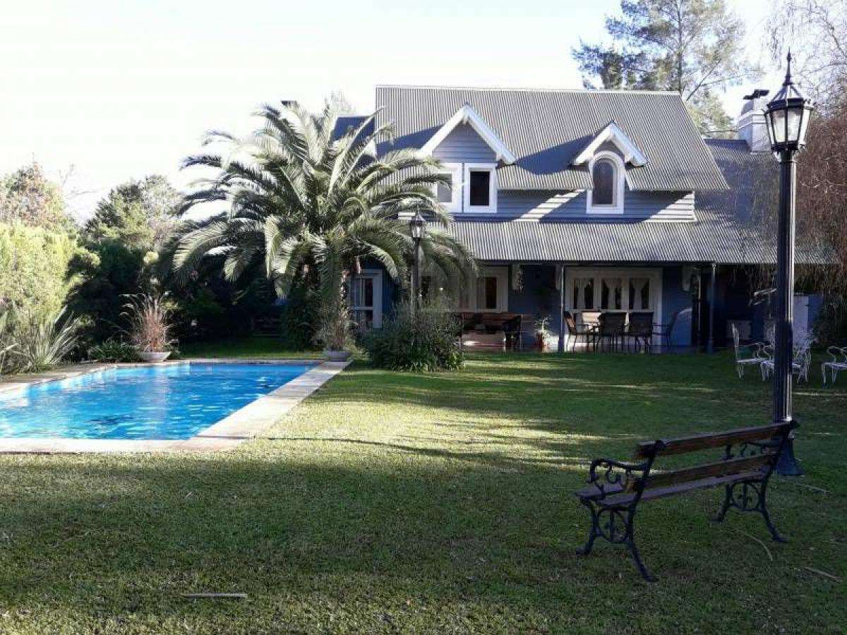 Casa de 3 dormitorios en Pilar, Argentina No. 80596