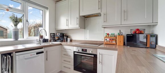 2 bedrooms Commercial property in Epsom, United Kingdom No. 9693 7