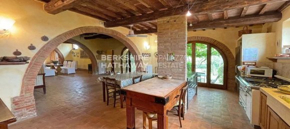 6 bedrooms Villa in Cortona, Italy No. 121142 11