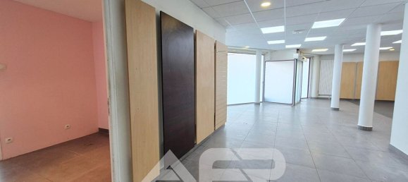 280m² Commercial property in Chatou, France No. 146421 3