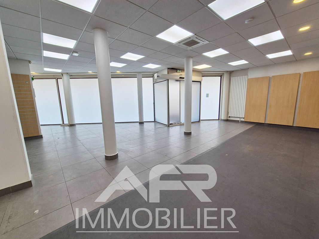 280m² Commercial property in Chatou, France No. 146421