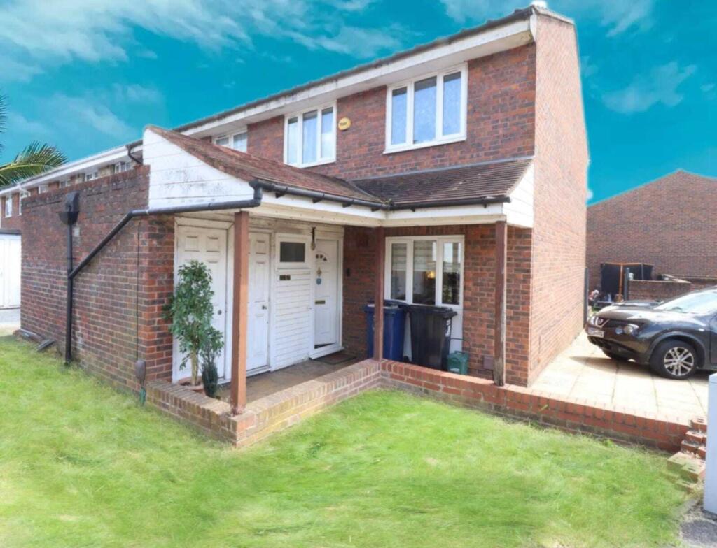 3 bedrooms Commercial property in Northolt, United Kingdom No. 13457