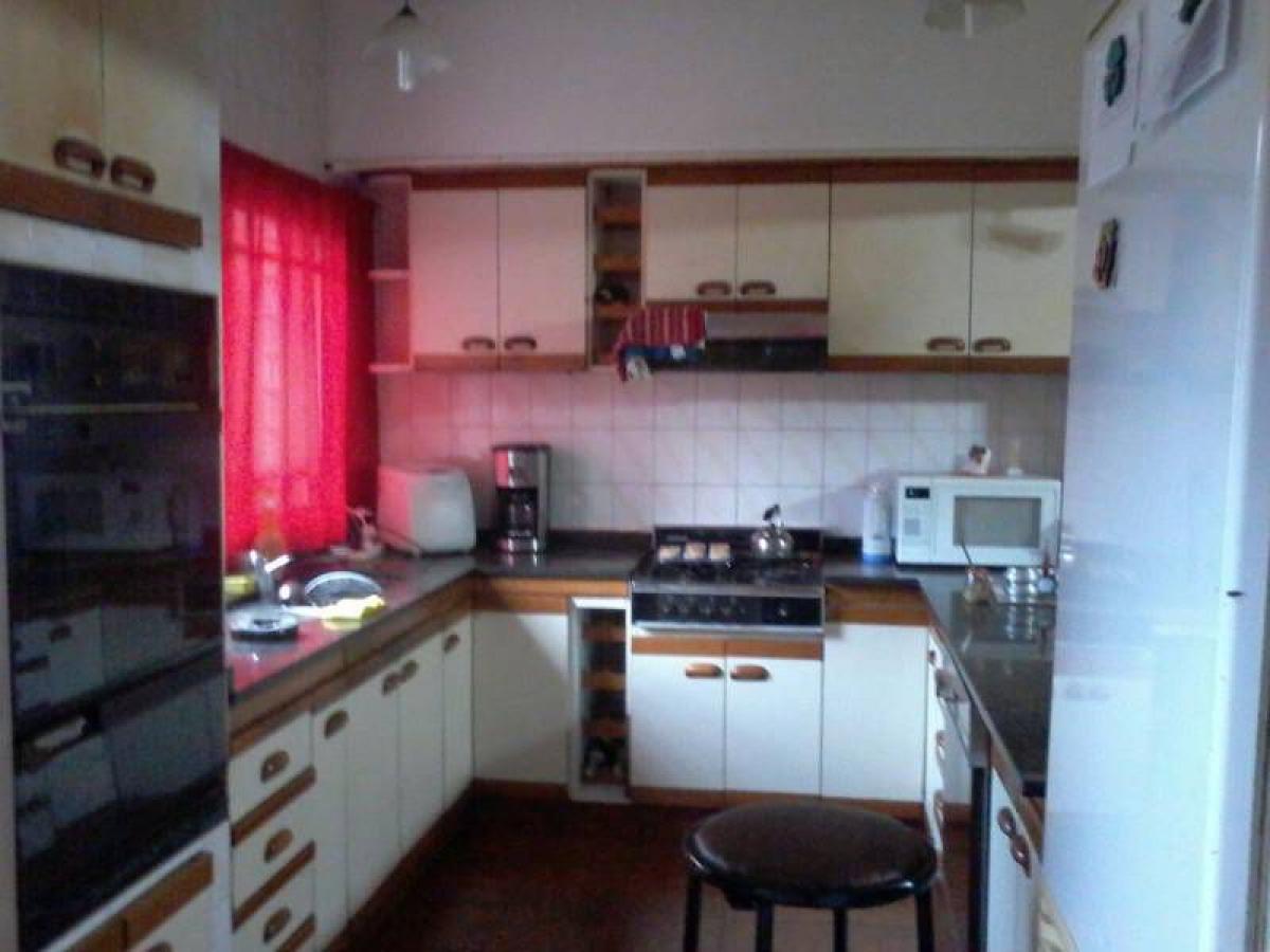 4 bedrooms House in Lanus, Argentina No. 20927