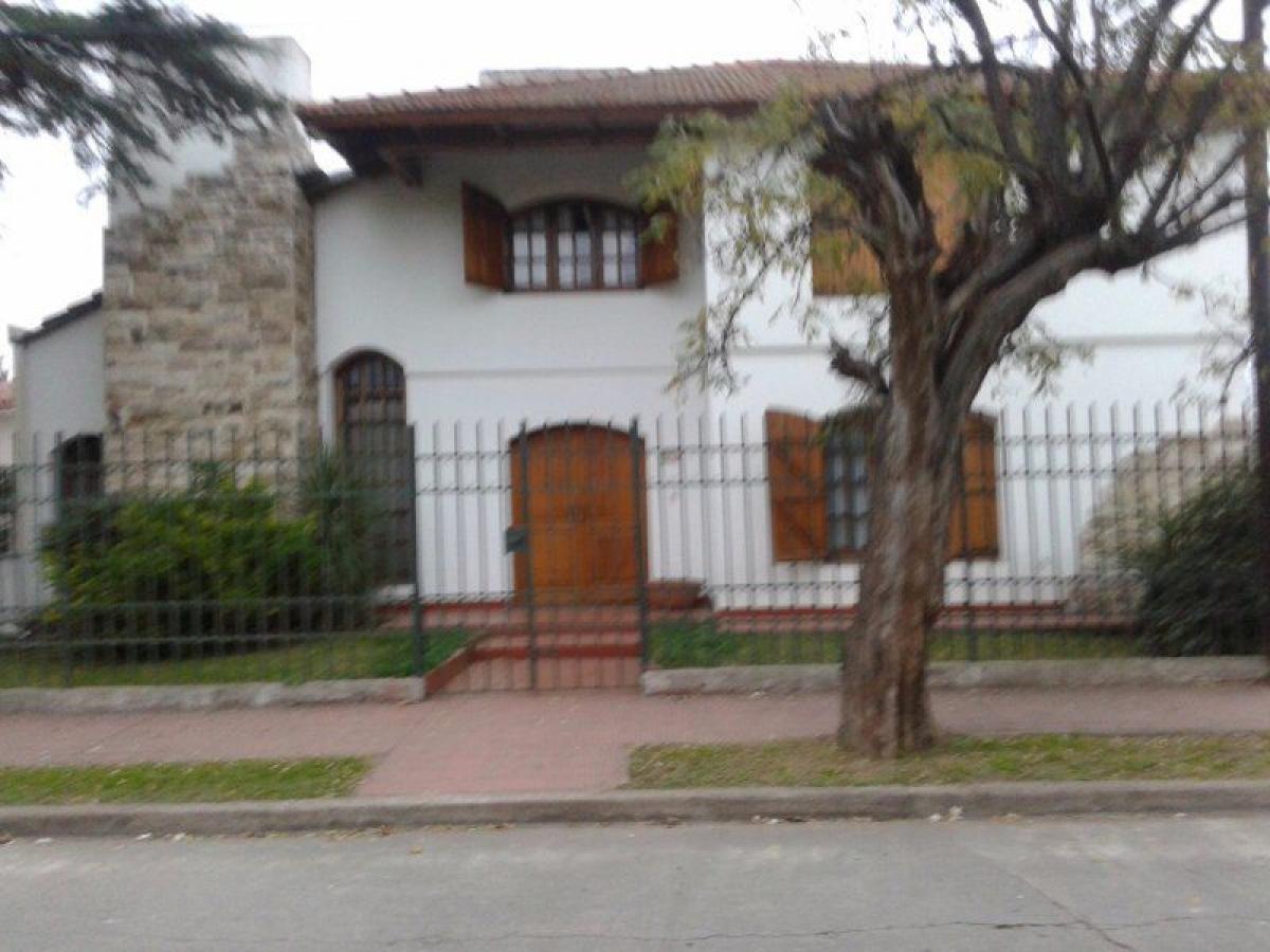 Casa de 3 dormitorios en Córdoba, Argentina No. 21593