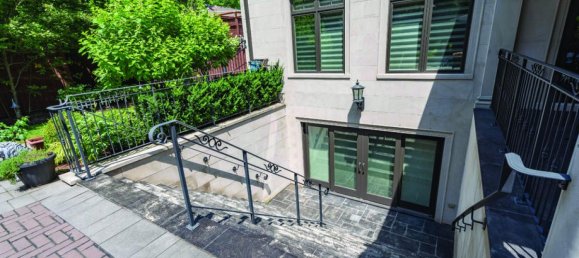 6 bedrooms House in Mississauga, Canada No. 711 4