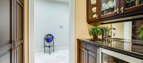 6 bedrooms House in Mississauga, Canada No. 711 8